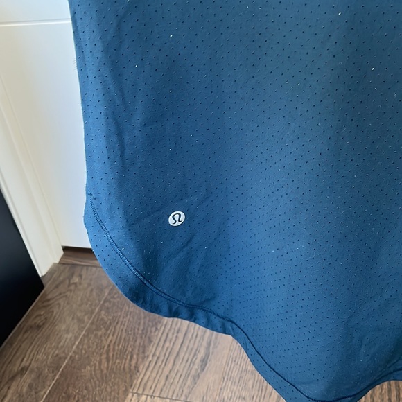 Lululemon top, size 8 - Picture 3 of 3